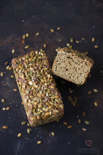 Kartoffel-Kürbiskern-Brot angeschnitten auf einem alten Backblech