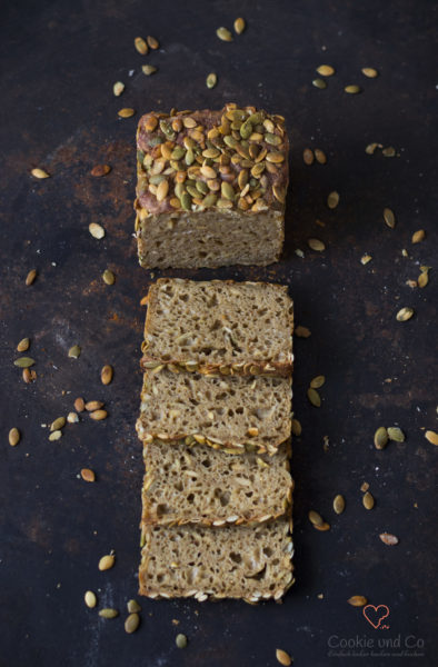 Kartoffel-Kürbiskern-Brot angeschnitten auf einem alten Backblech