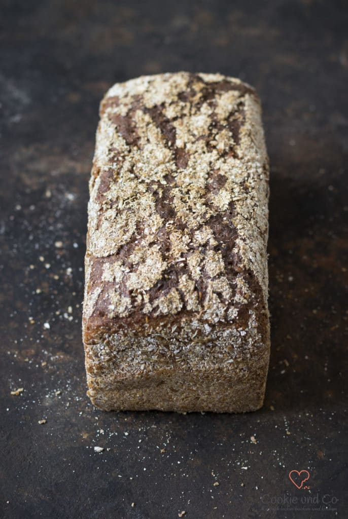 Kerniges Vollkornbrot auf einem alten Backblech.