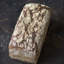 Kerniges Vollkornbrot auf einem alten Backblech.