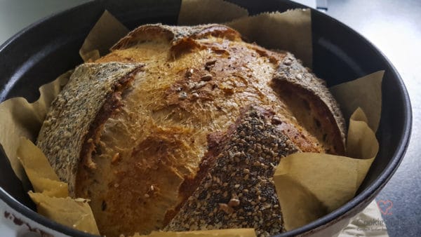 Kornkruste frisch gebacken im Gusstopf