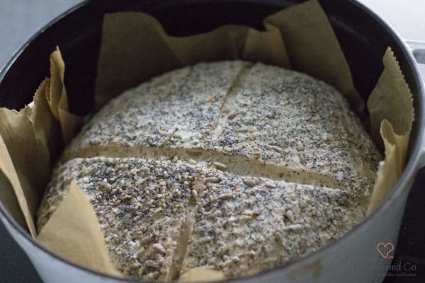 Kornkruste vor dem Backen im Gusstopf