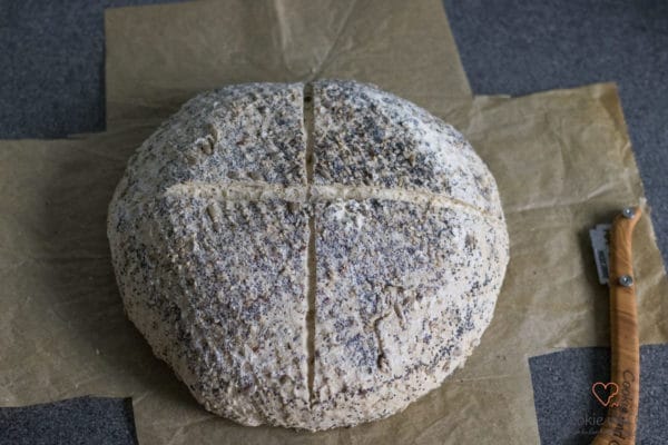 Kornkruste vor dem Backen frisch eingeschnitten