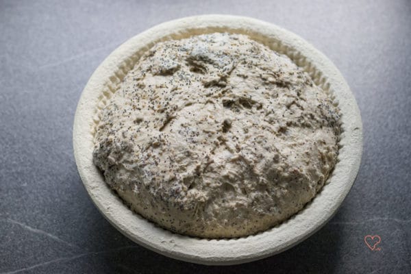 Teig für die Kornkruste im Gärkörbchen