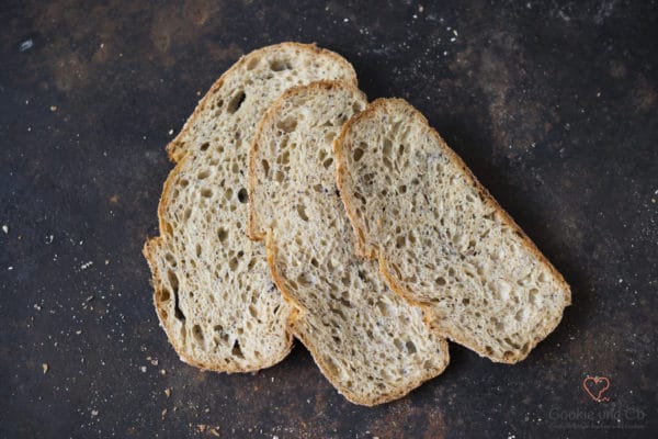 Kornkruste in Scheiben geschnitten auf einem alten Backblech