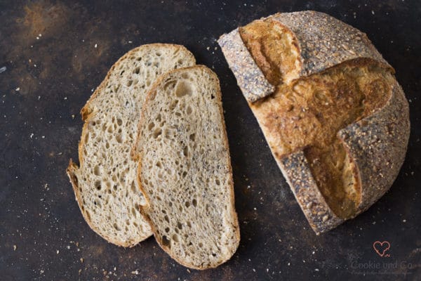 Kornkruste in Scheiben geschnitten auf einem alten Backblech