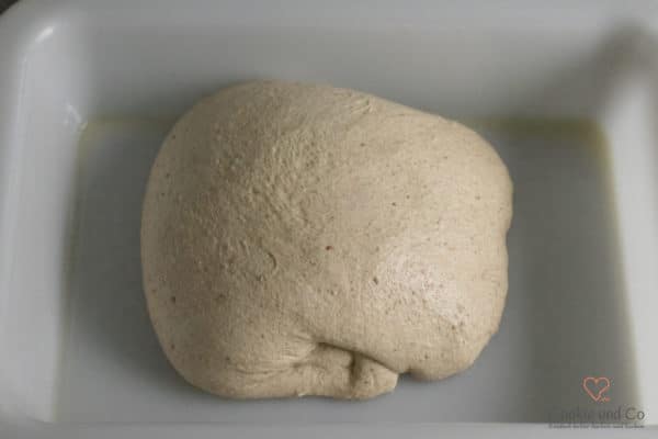 Teig für die Kornkruste in der Teigwanne nach dem Falten.