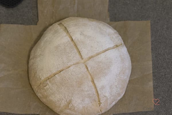 Kornkruste vor dem Backen frisch eingeschnitten