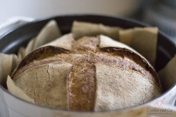 Kornkruste frisch gebacken im Gusstopf