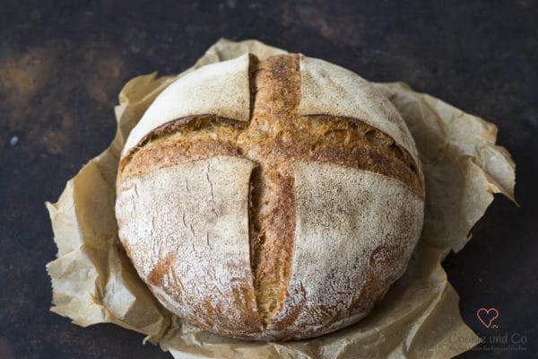 Kornkruste auf Backpapier auf einem alten Backblech.