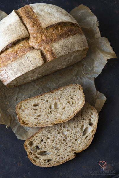 Kornkruste auf Backpapier auf einem alten Backblech.