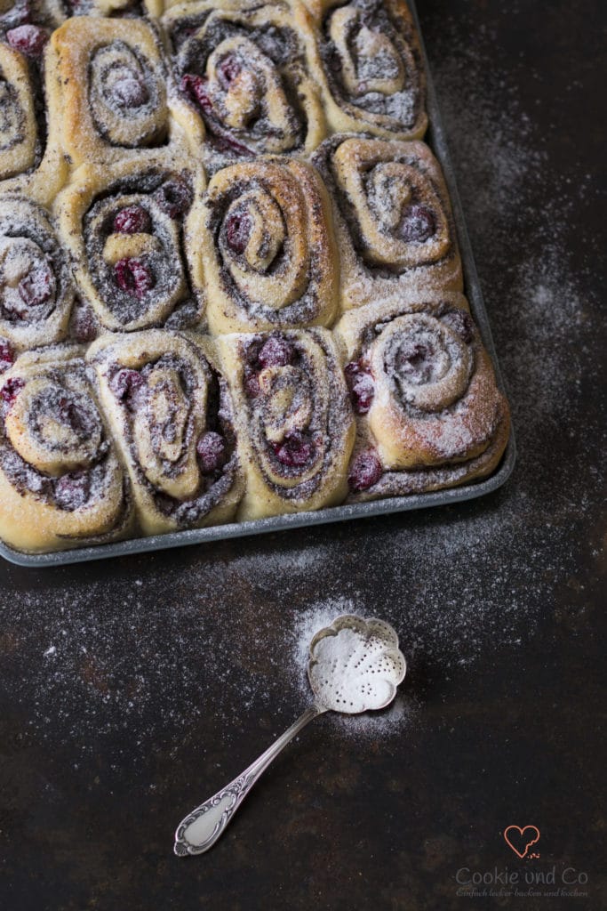 Mohn-Schnecken mit Marzipan in einem Backblech mit Puderzucker