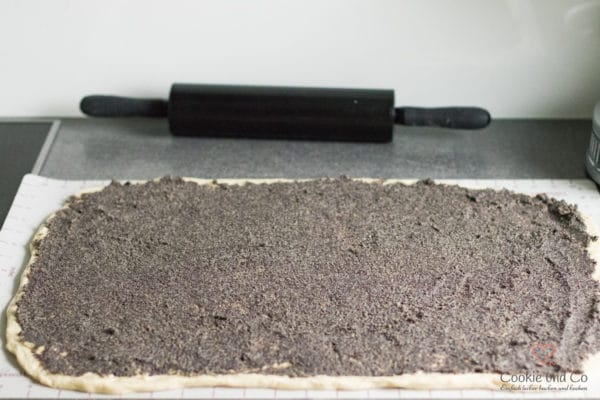 Ausgerollter Teig für Mohn-Schnecken mit Marzipan.