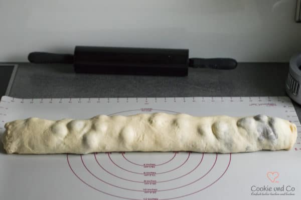 Teig mit Mohnfüllung und Kirschen für Mohn-Schnecken mit Marzipan.