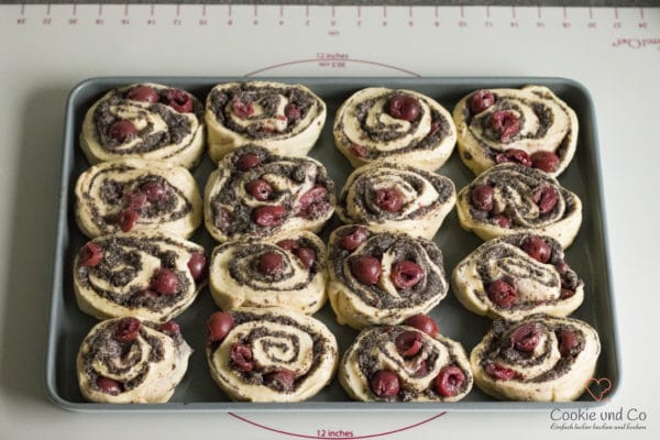 Mohn-Schnecken mit Marzipan auf einem Backblech