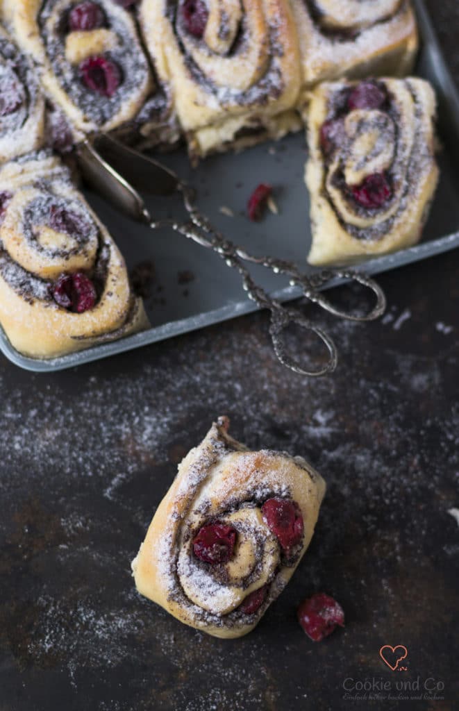 Mohn-Schnecken mit Marzipan auf einem Backblech