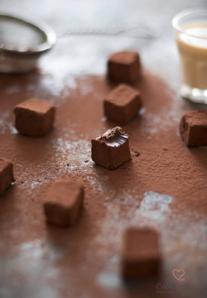 Baileys Trüffel mit kakao bepudert und einem Glas Baileys