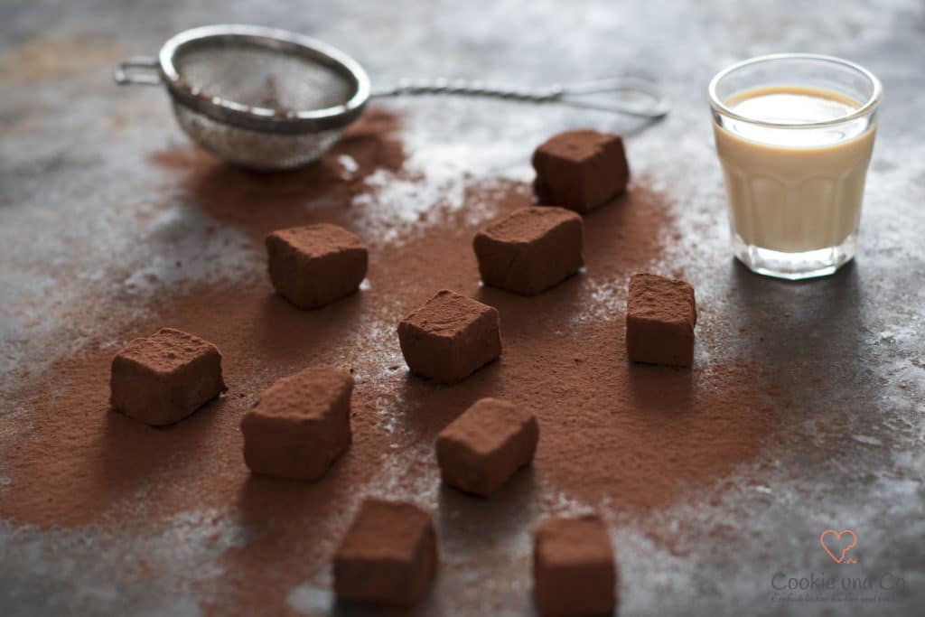 Baileys Trüffel mit kakao bepudert und einem Glas Baileys