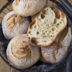 No knead Brötchen in einem Brötchenkorb