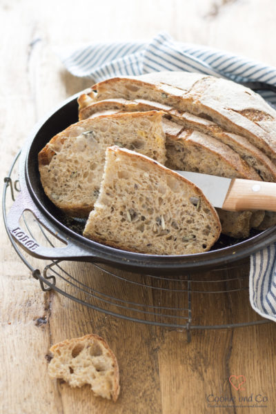 Saatenkruste mit Breadflour in Scheiben geschitten in einem Gusstopf von Lodge.