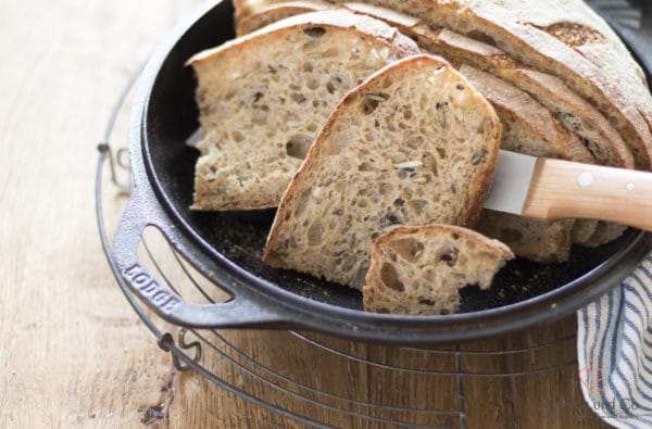 Saatenkruste mit Breadflour in Scheiben geschitten in einem Gusstopf von Lodge.