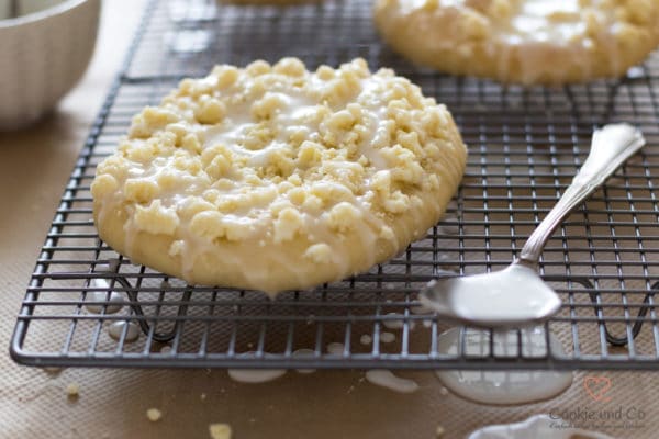 Streuseltaler auf einem Kuchengitter mit Zuckerguss