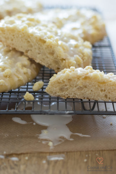 Streuseltaler auf einem Kuchengitter mit Zuckerguss