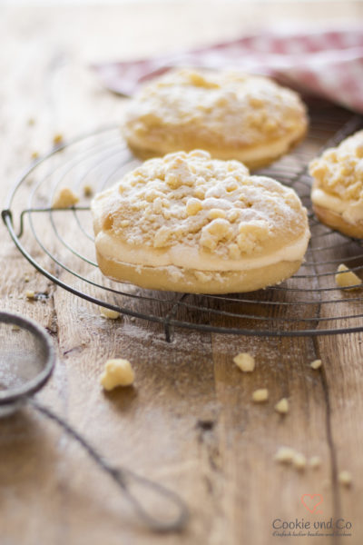 auf einem Kuchengitter mit Puderzucker