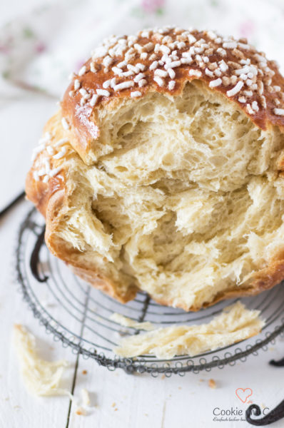 Vanille Brioche angeschnitten auf einem Kuchengitter.