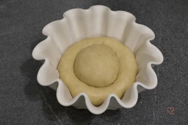 Teig für eine Vanille Brioche in einer Brioche Backform