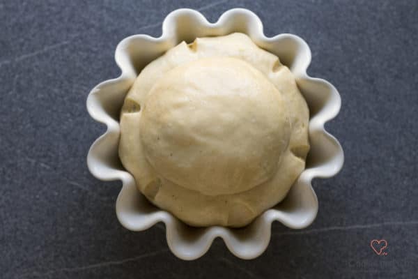 Teig für eine Vanille Brioche in einer Brioche Backform