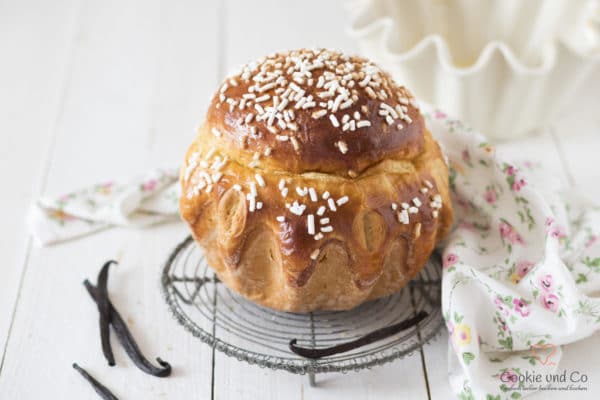 Vanille Brioche auf einem Kuchengitter mit Vanilleschoten.
