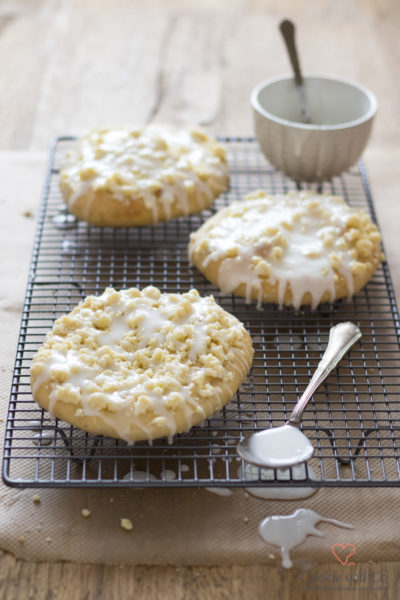 Streuseltaler auf einem Kuchengitter mit Zuckerguss