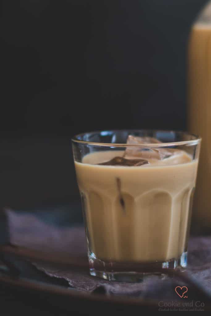Whiskey-Sahne-Likör in einem Glas mit Eis.