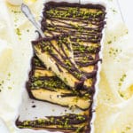 Eierlikör-Tarte mit Schokolade und Pistazien.