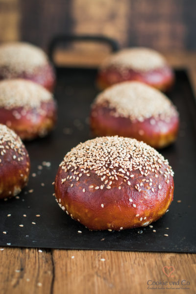 Laugen Brioche Burger Buns auf einem Backblech