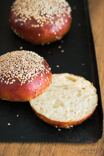 Laugen Brioche Burger Buns aufgeschnitten auf einem Backblech