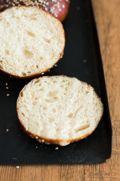 Laugen Brioche Burger Buns aufgeschnitten auf einem Backblech