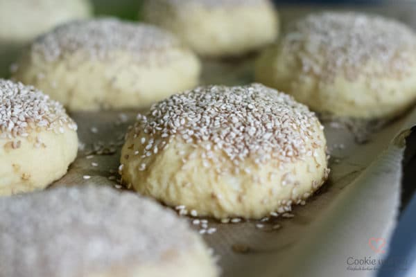 Laugen Brioche Burger Buns vor dem Backen