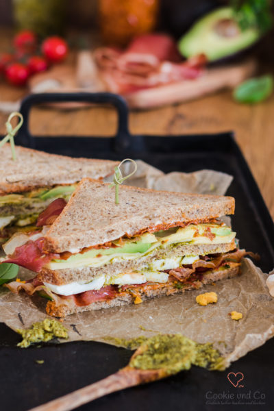 Avocado-Bacon Sandwich mit zweierlei Pesto