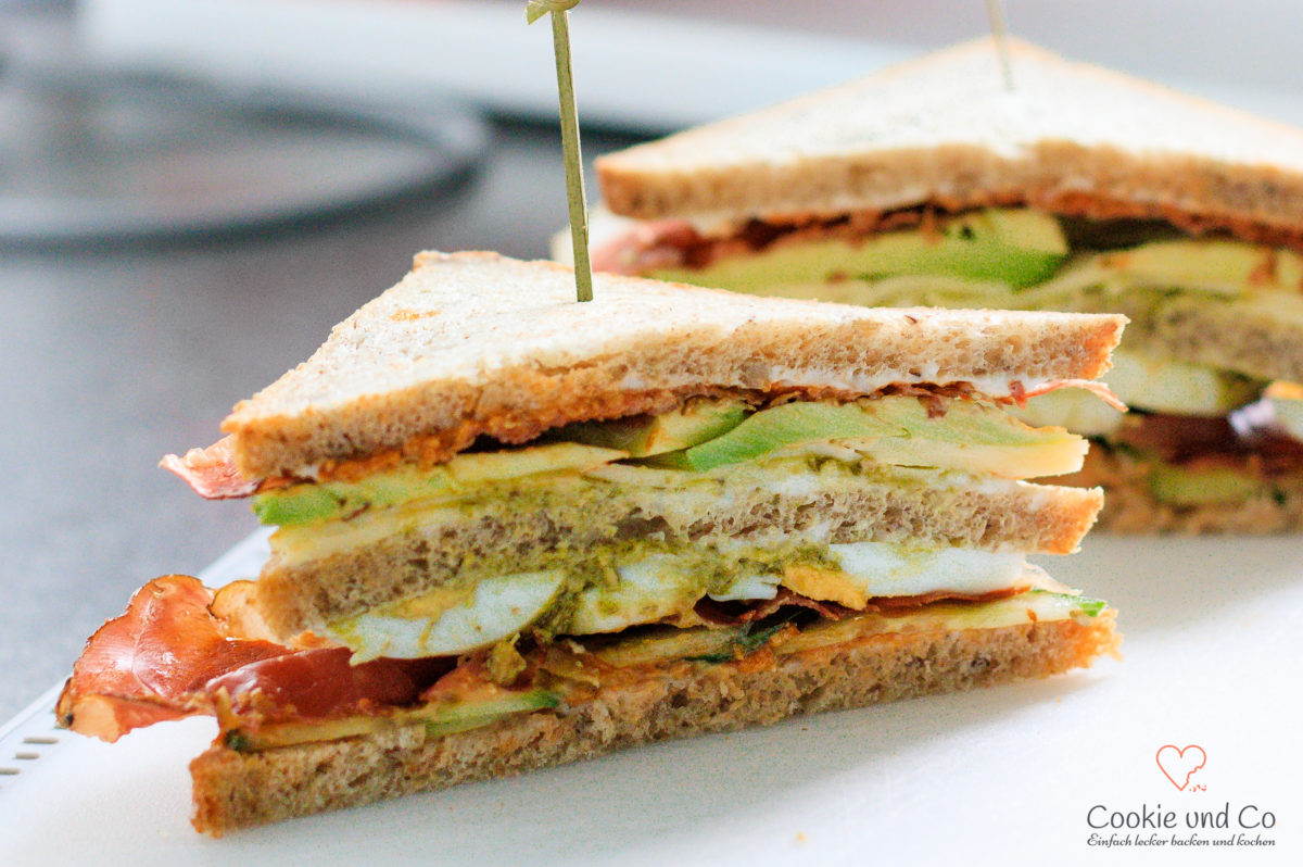 Avocado-Bacon Sandwich mit zweierlei Pesto