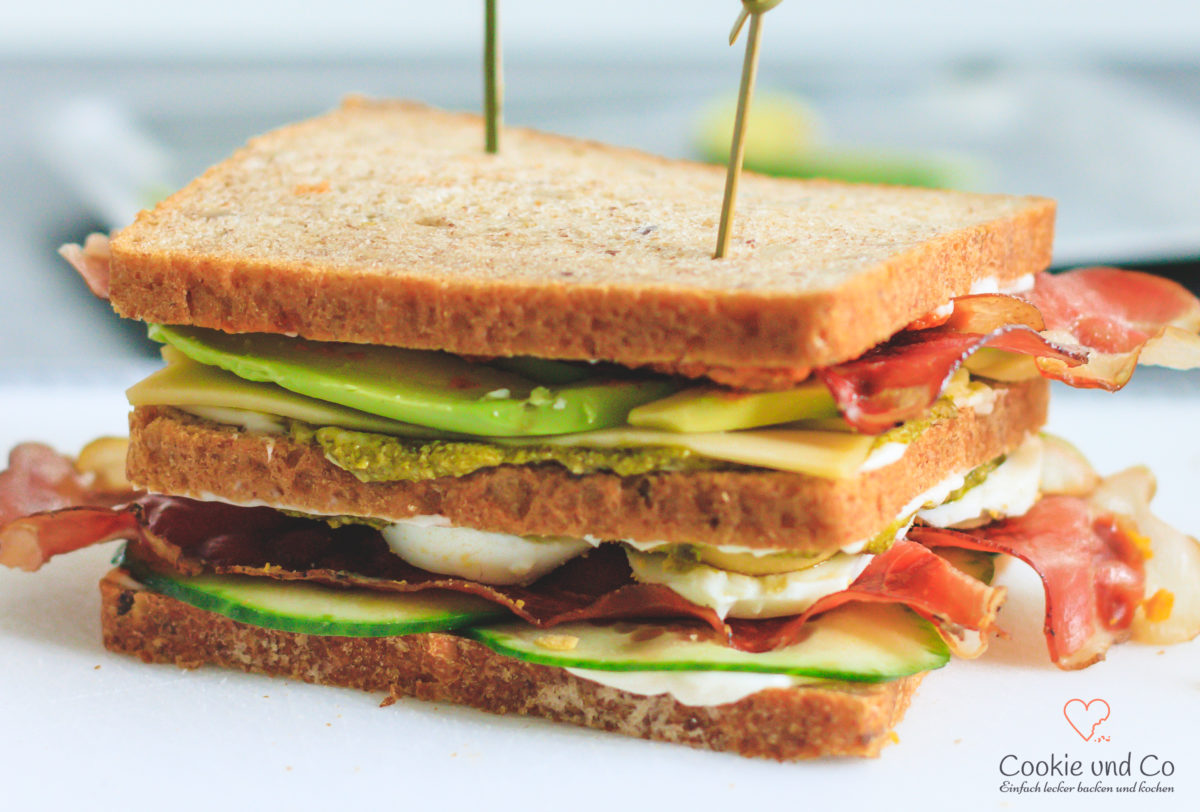 Avocado-Bacon Sandwich mit zweierlei Pesto
