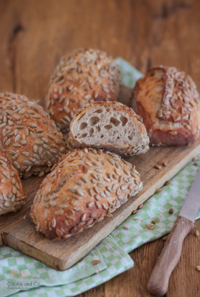 Sonnenblumenkernbrötchen