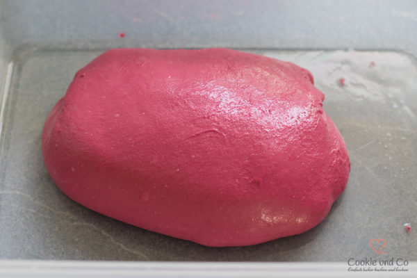 Teig mit Blüten und roter Beete