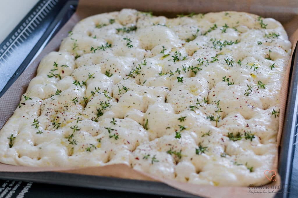 Italienische Focaccia zum Ende der Stockgare vor dem Backen.