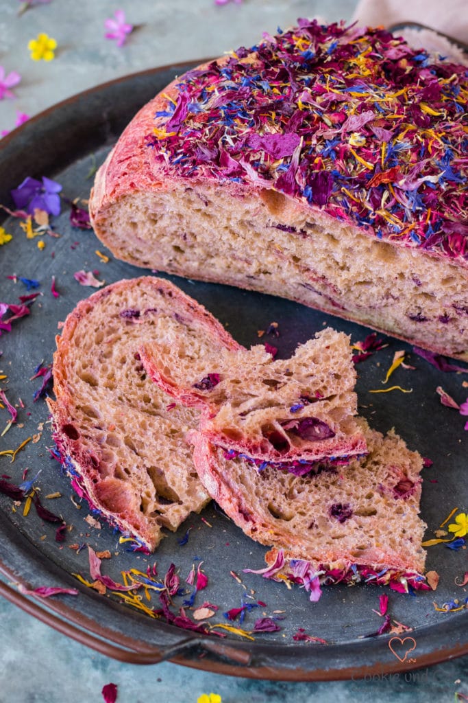 Blütenbrot mit roter Beete