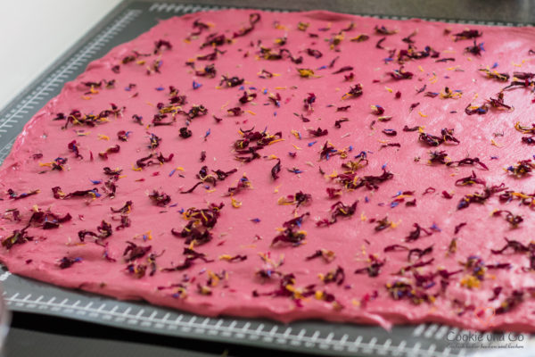 Laminieren: Teig mit Blüten und roter Beete
