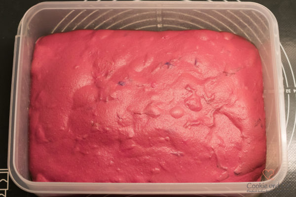 Teig mit Blüten und roter Beete