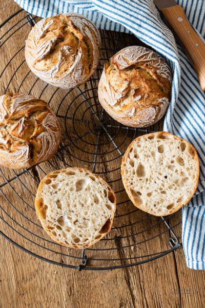 Kartoffelkrusties: rustikale Kartoffelbrötchen auf einem Kuchengitter