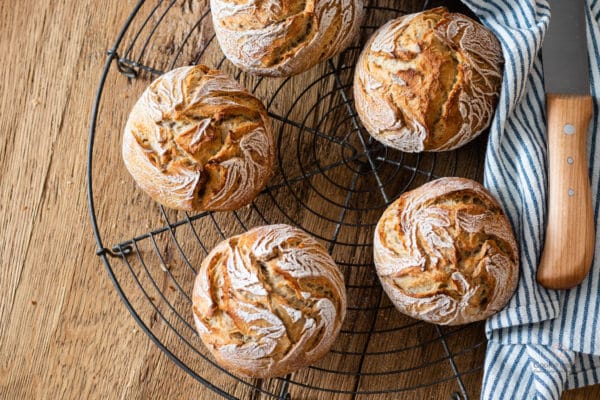 Kartoffelkrusties: rustikale Kartoffelbrötchen auf einem Kuchengitter